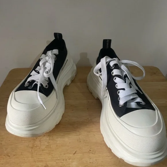 ❤️MEN ❤️Alexander McQueen Black and White Sneakers